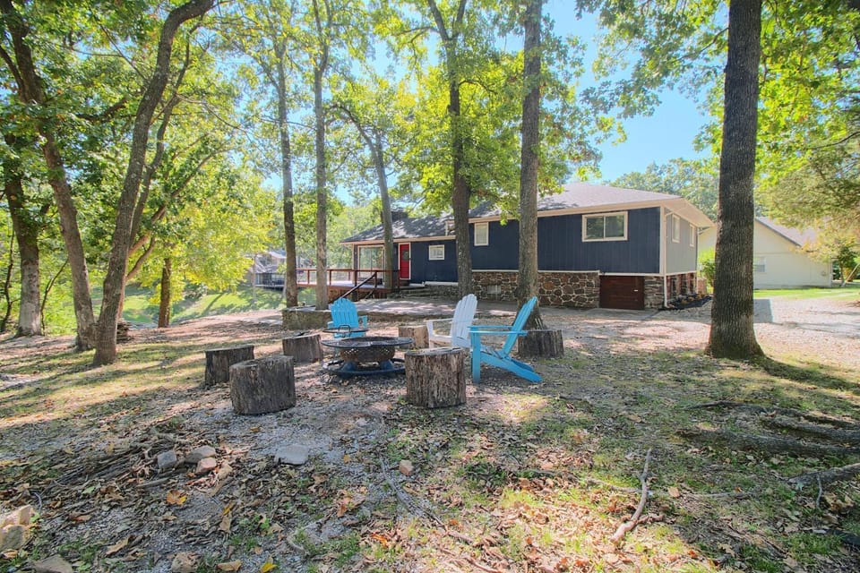 Pub, Hot Tub, Game Room, Monkey Island Waterfront House in Oklahoma