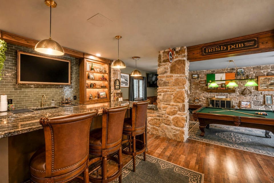 Pub, Hot Tub, Game Room, Monkey Island Waterfront House in Ozark Mountains