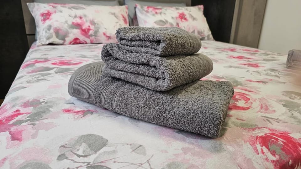 Bed, Bedroom, towels