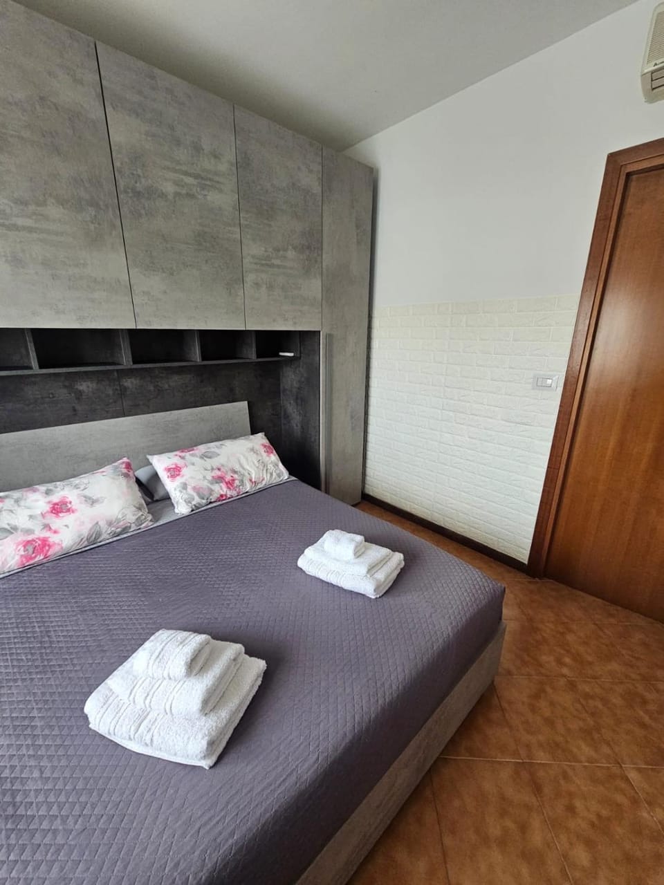 Bed, Bedroom, towels, wardrobe