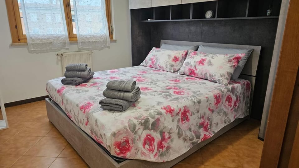 Bed, Bedroom, towels
