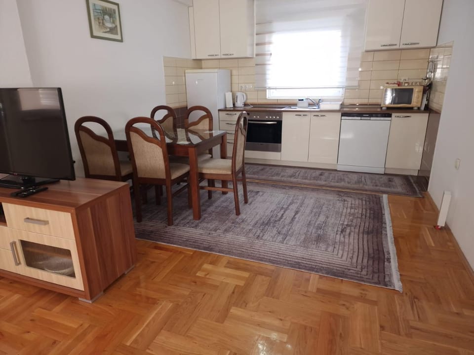 Kitchen or kitchenette, Dining area, dishwasher, stove