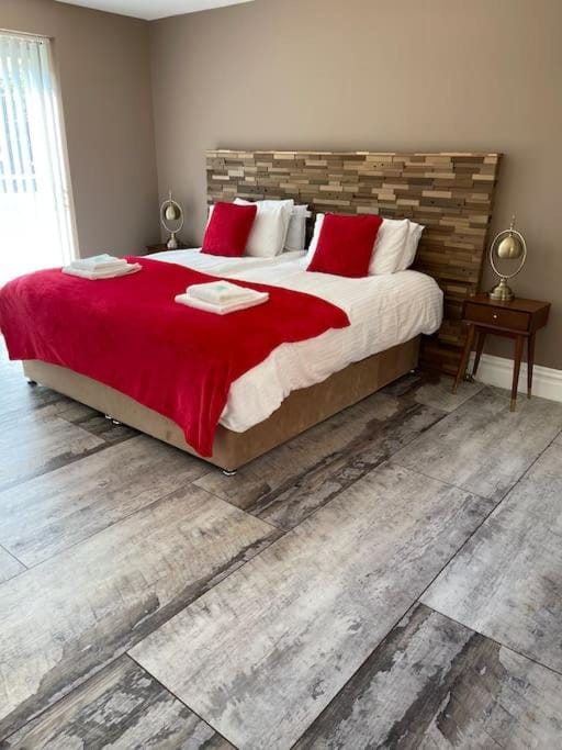 Luxury house with pool and hot tub - sleeps 16 House in England