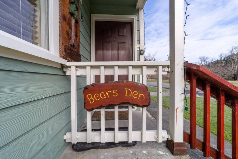 Elk Meadow Cabins 13A Bears Den Suite Cabin in California