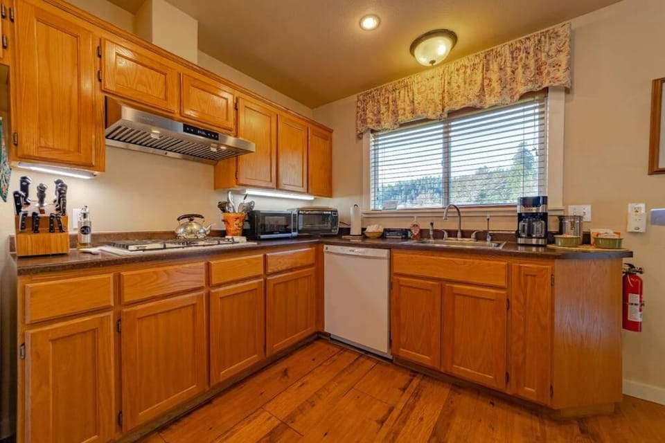 Elk Meadow Cabins 13A Bears Den Suite Cabin in California