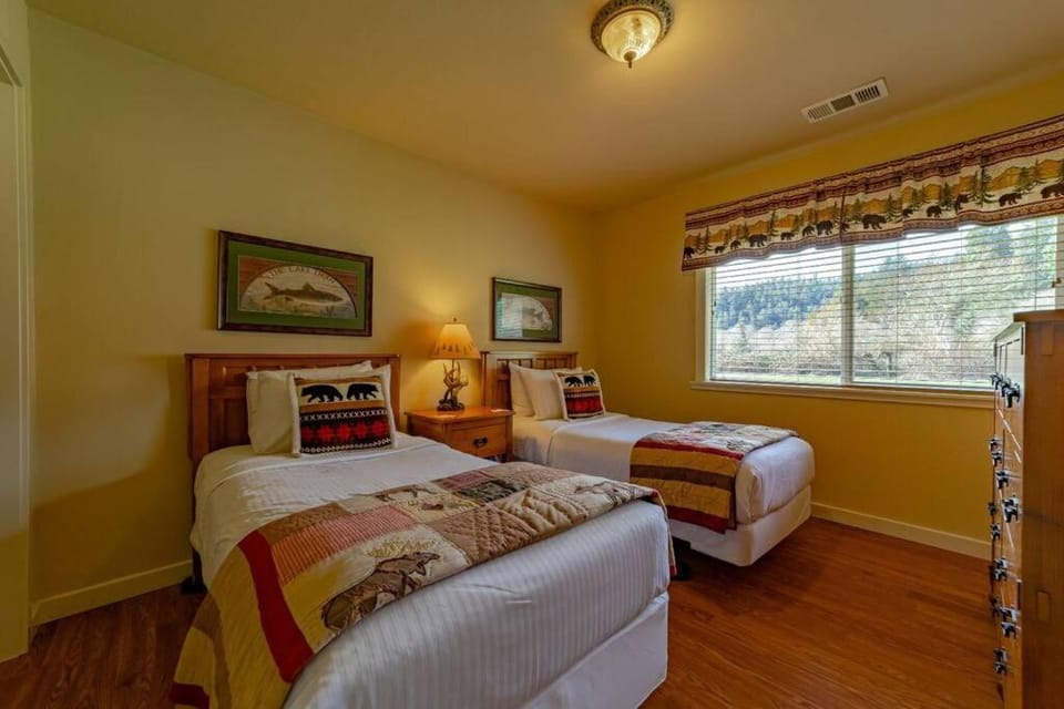 Elk Meadow Cabins 13A Bears Den Suite Cabin in California