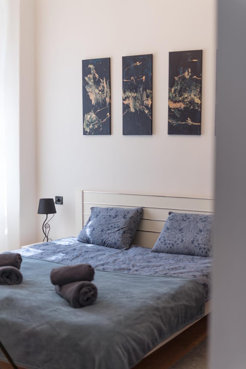 Bed, Bedroom, towels