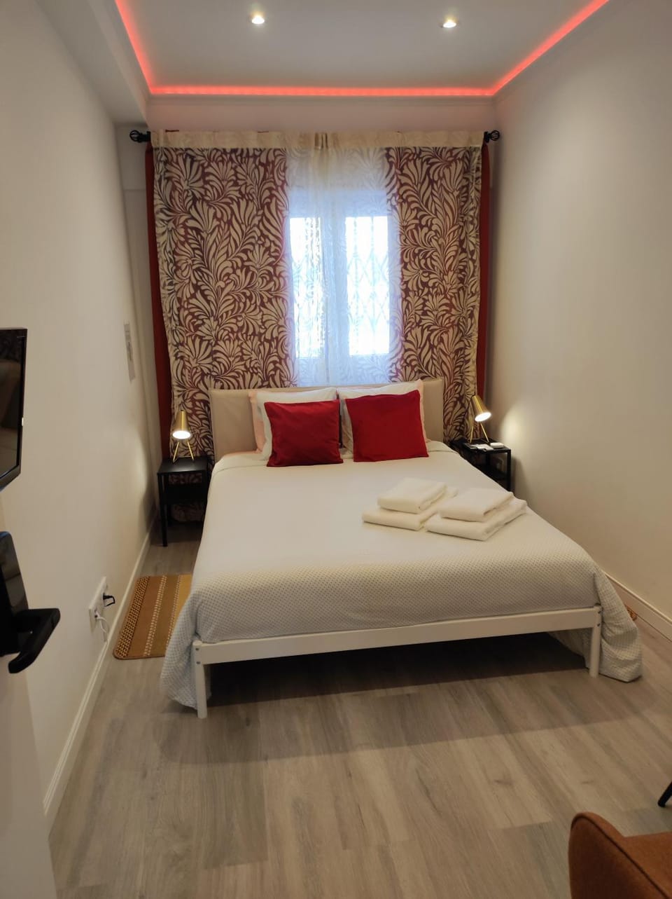 Bed, TV and multimedia, Photo of the whole room, Seating area, Bedroom