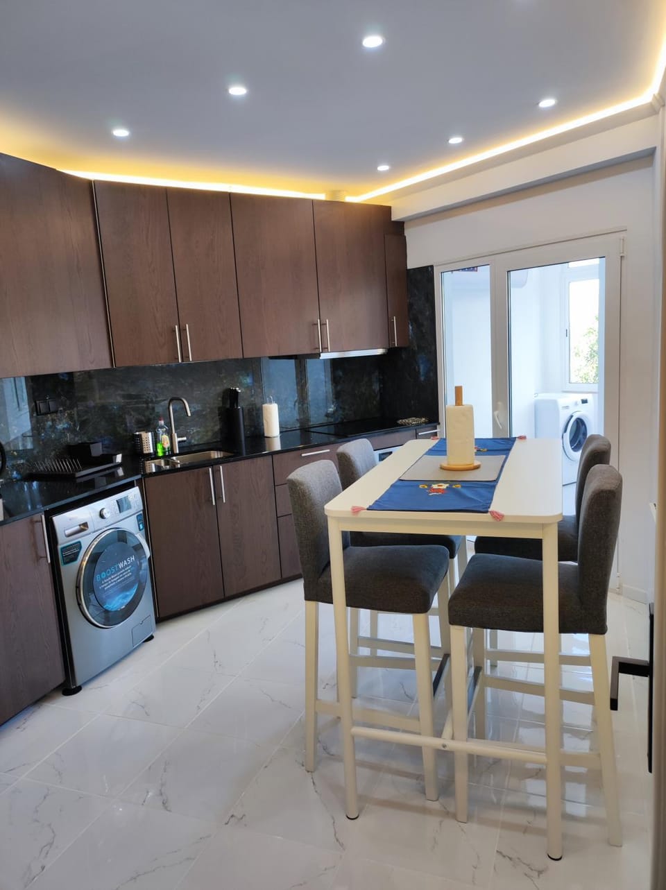 Communal lounge/ TV room, Living room, Dining area, Communal kitchen, Meals, minibar, pet friendly, stove, kitchen