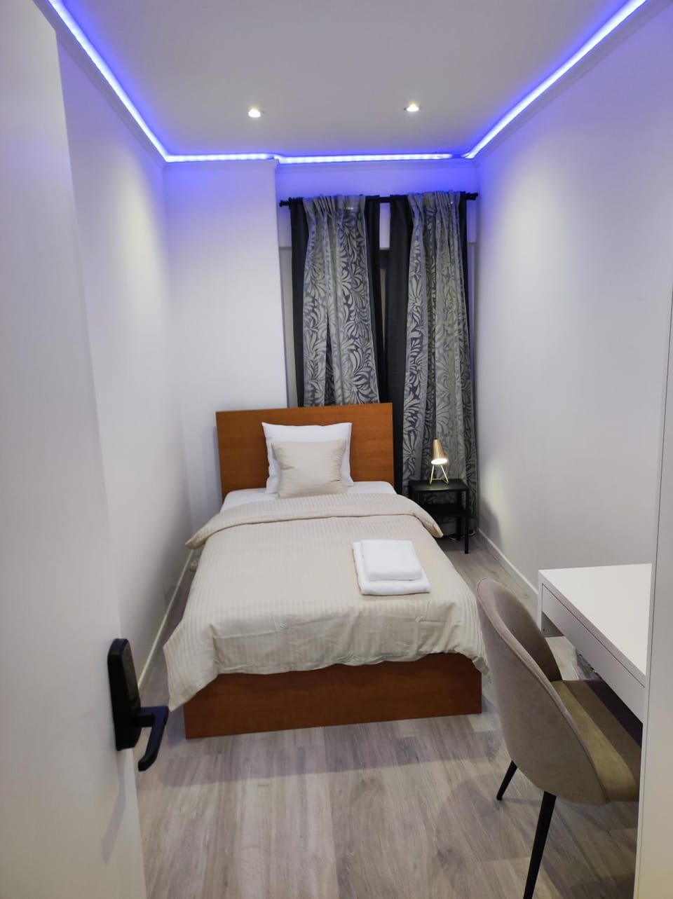 Bed, Photo of the whole room, Seating area, Bedroom