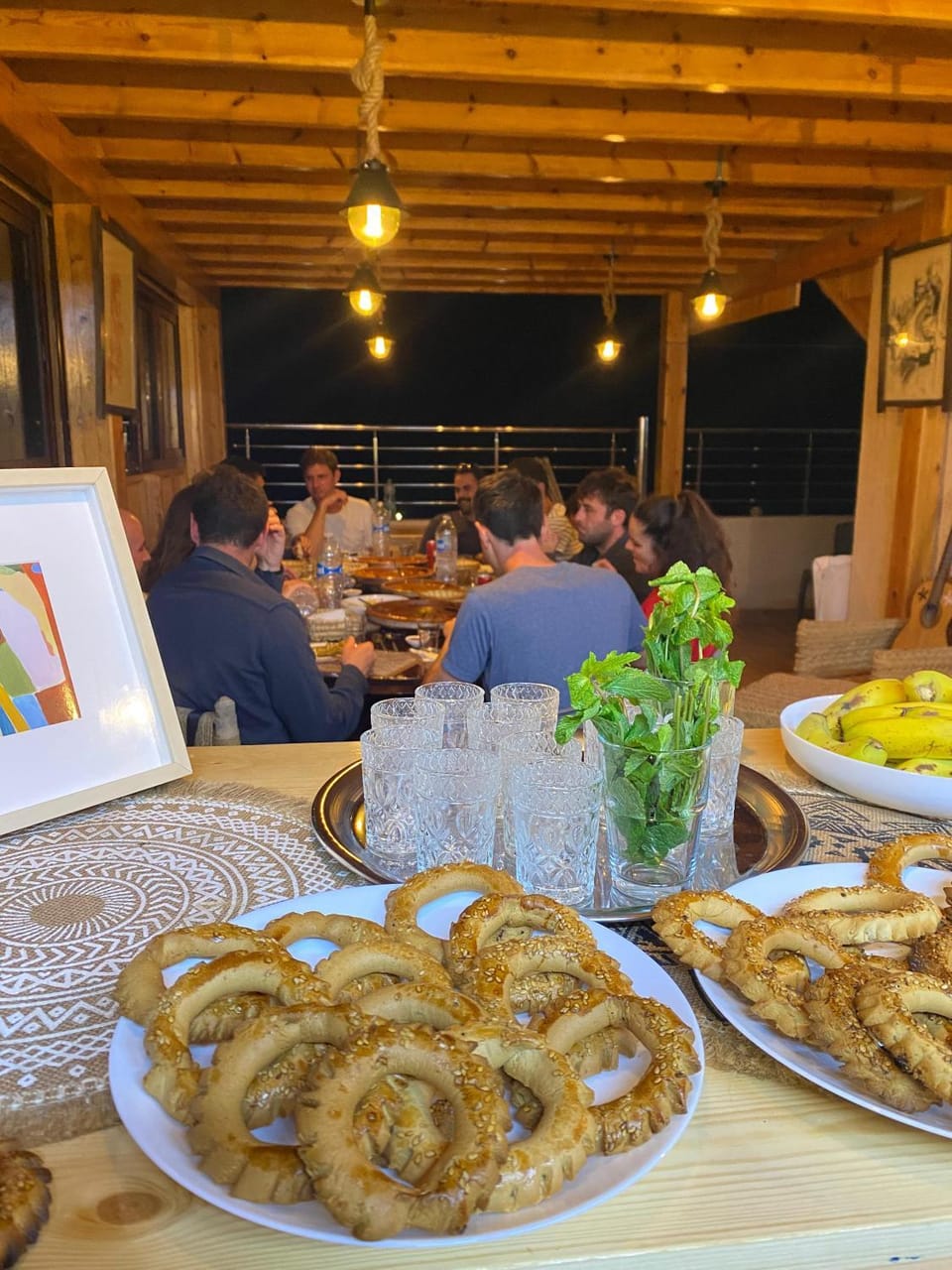 Restaurant/places to eat, People, Food and drinks, Food, Lunch, Dinner, Drinks, group of guests