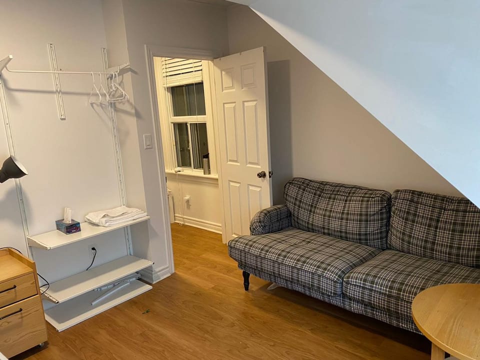 Quad Room with Private Bathroom 536A-Two Bedrooms Bed and Breakfast in Toronto