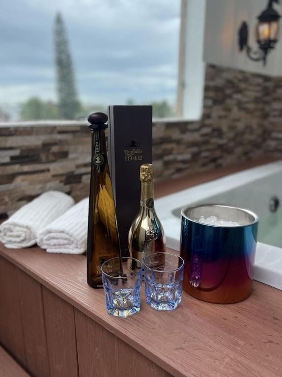 Luxury 5 Beds Penthouse - Private Jacuzzi & Karaoke Bar & Free Parking Apartment in Santiago de los Caballeros