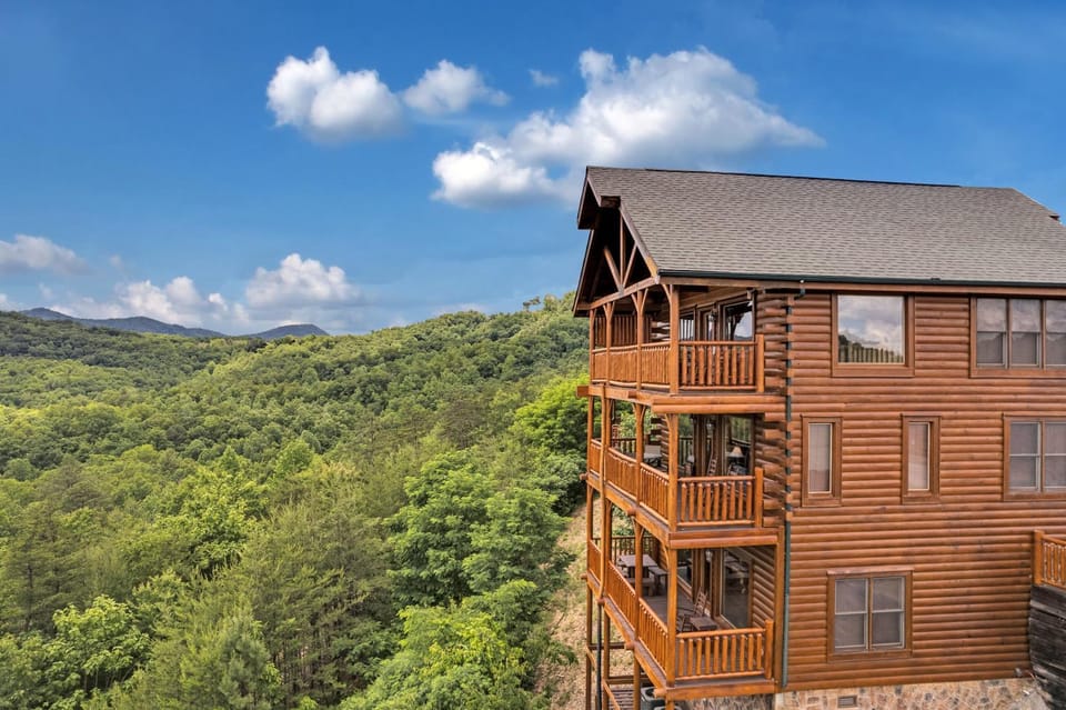 Aurora,Free Tickets, Breathtaking Views, Cozy Cabin Retreat in the Smokies Comfort & Fun for All Cabin in Sevier County