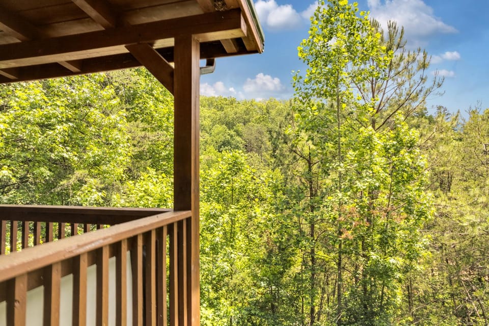 American Honey - Hot Tub, Cozy Cabin Retreat in the Smokies Comfort & Fun for All Cabin in Gatlinburg