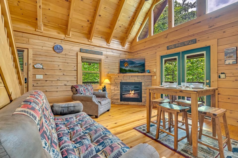 American Honey - Hot Tub, Cozy Cabin Retreat in the Smokies Comfort & Fun for All Cabin in Gatlinburg
