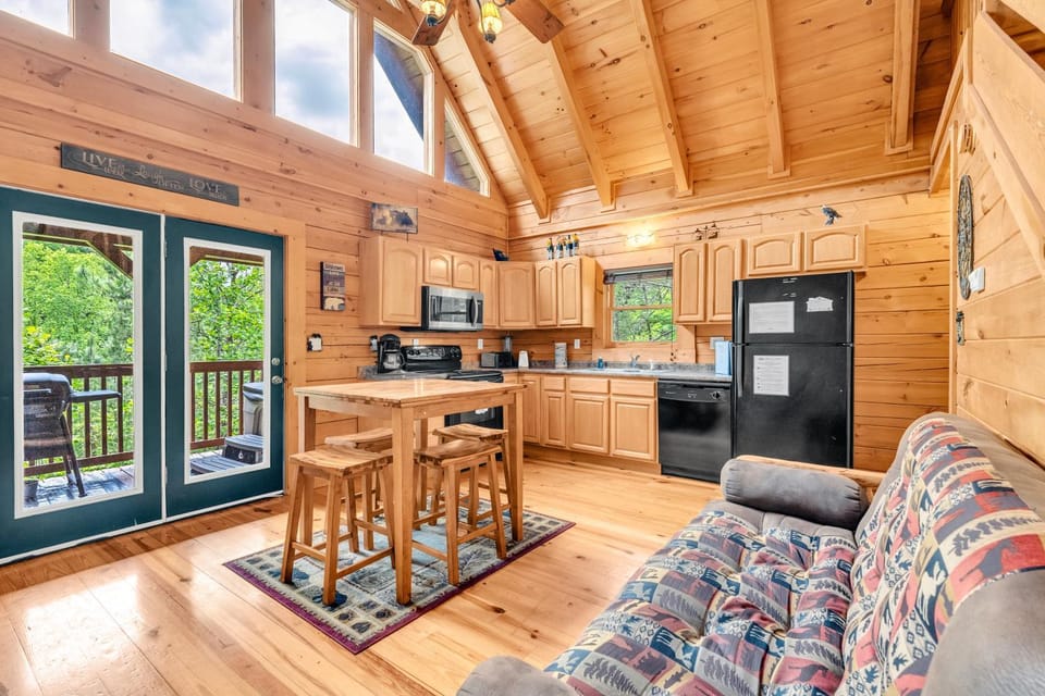 American Honey - Hot Tub, Cozy Cabin Retreat in the Smokies Comfort & Fun for All Cabin in Gatlinburg