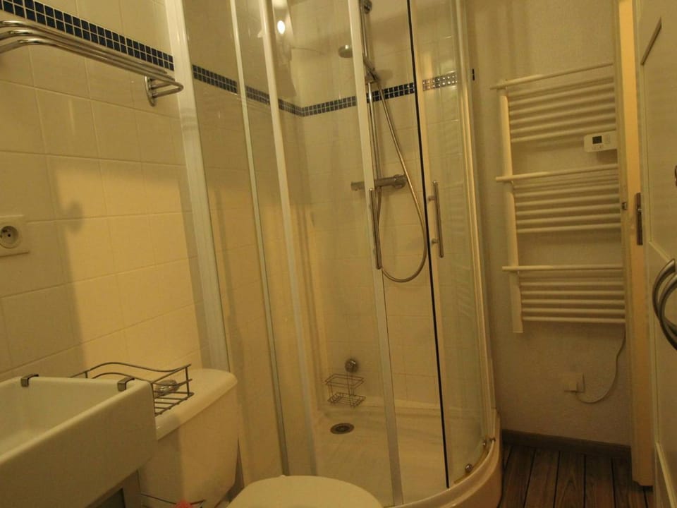 Studio Cabine RDC pour 2/3 Pers avec Jardin, Parking, LL, LV, Wifi - Proche Thermes et Télécabine - FR-1-313-223 Cabin in Occitanie