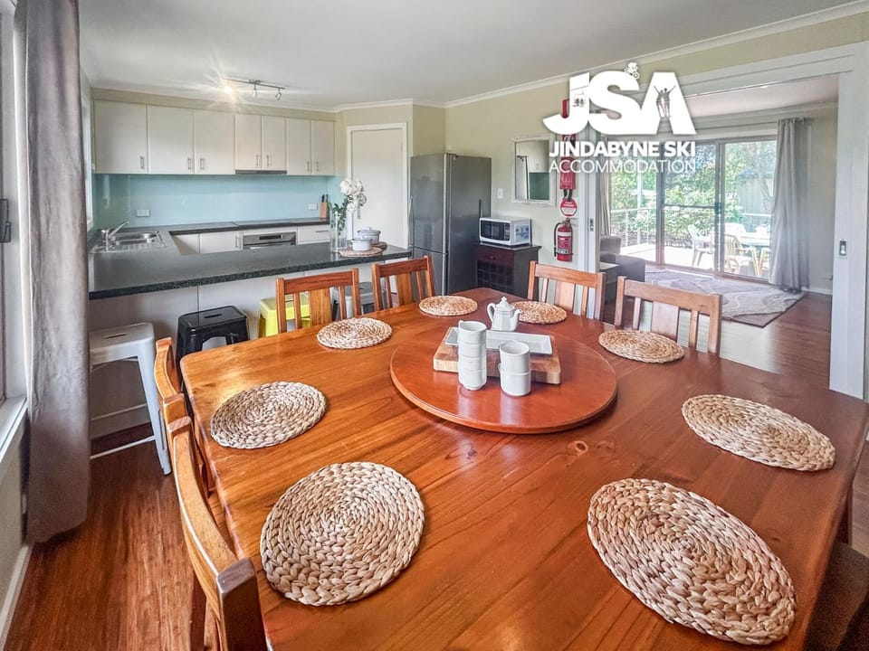 Kitchen or kitchenette, Dining area, stove
