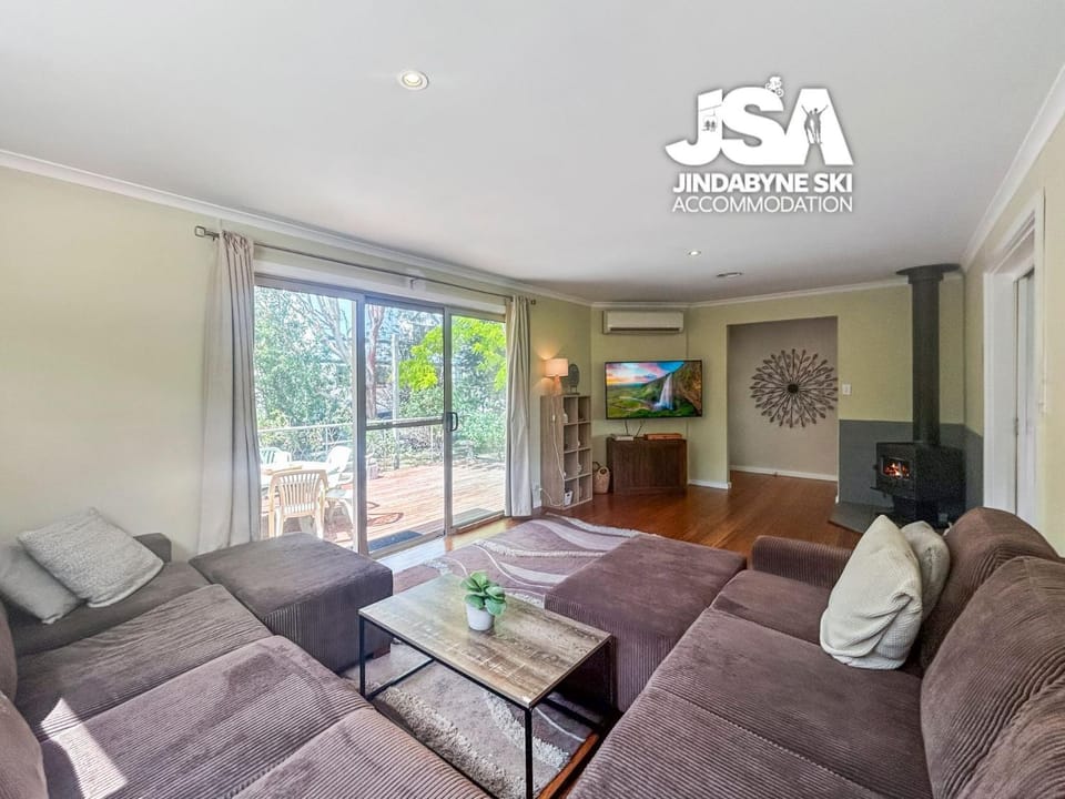 Communal lounge/ TV room, TV and multimedia, Living room, Seating area, air conditioner