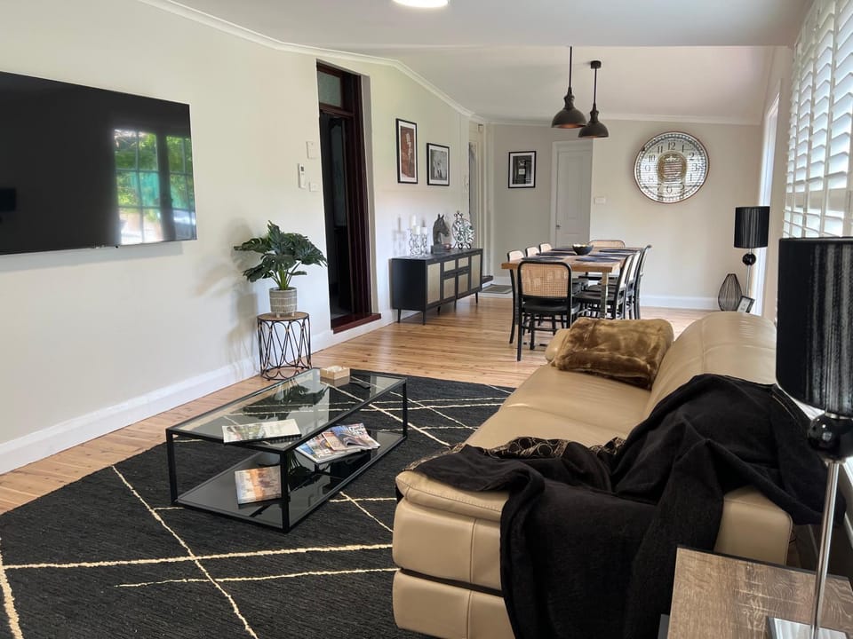 Living room, Lounge or bar, Entertainment, Family