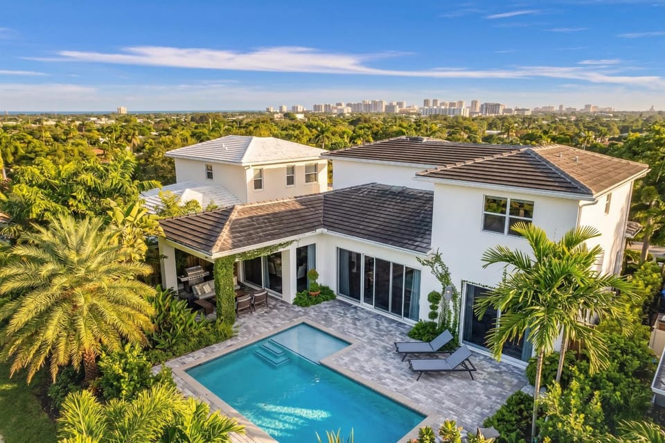 VILLA MAGNOLIA-with heated pool-by VIAC Villa in Wilton Manors
