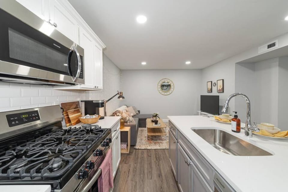 Suite Dreams 2BR Parking Yale New Haven Lawn Club Apartment in New Haven