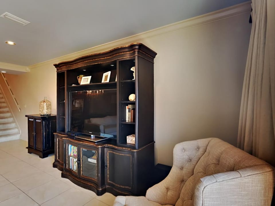 TV and multimedia, Living room, Seating area, furniture, air conditioner