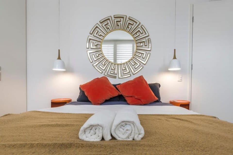 Bed, Bedroom, towels