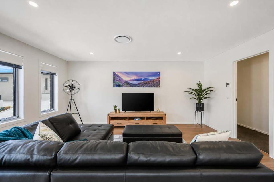 Villa No 5 Brand New close to shops 10 min Airport Villa in Bellerive