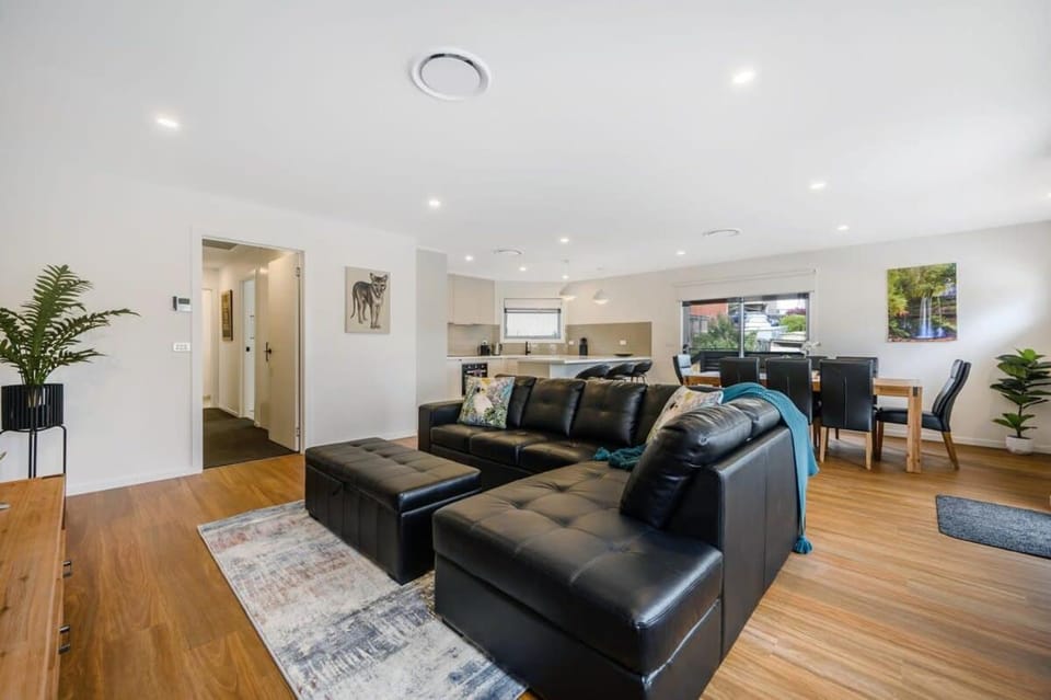 Villa No 5 Brand New close to shops 10 min Airport Villa in Bellerive