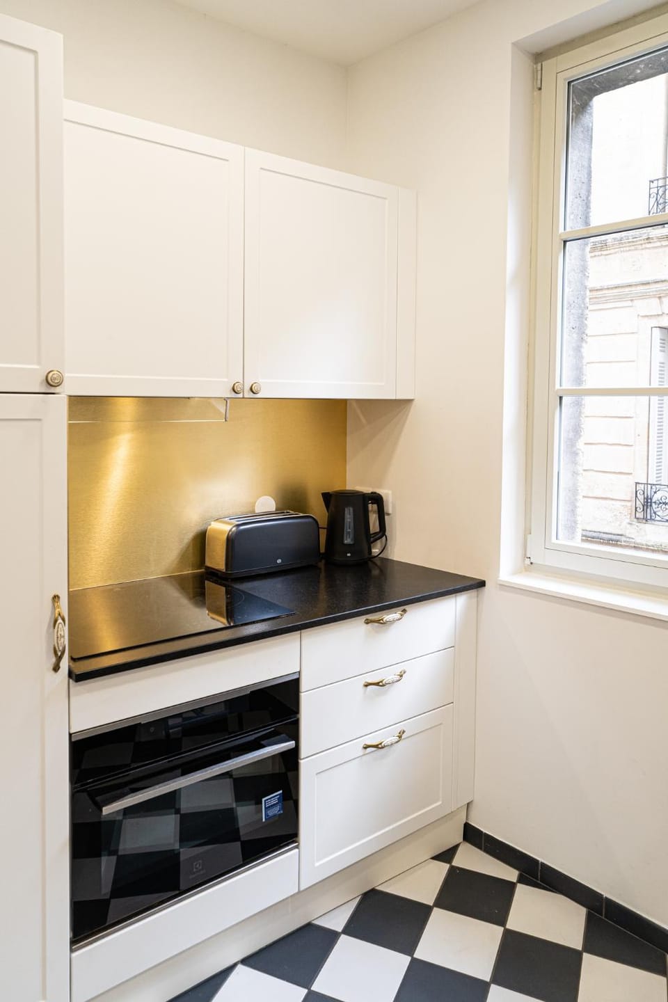 Coffee/tea facilities, Kitchen or kitchenette, stove, toaster