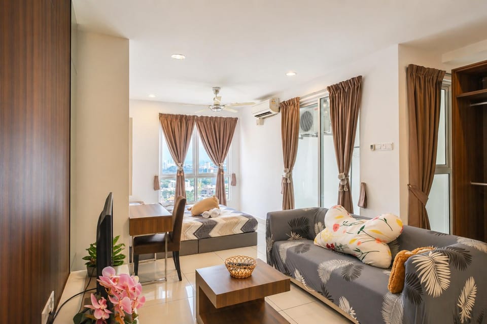 Bed, TV and multimedia, Living room, Photo of the whole room, Seating area, Bedroom, air conditioner