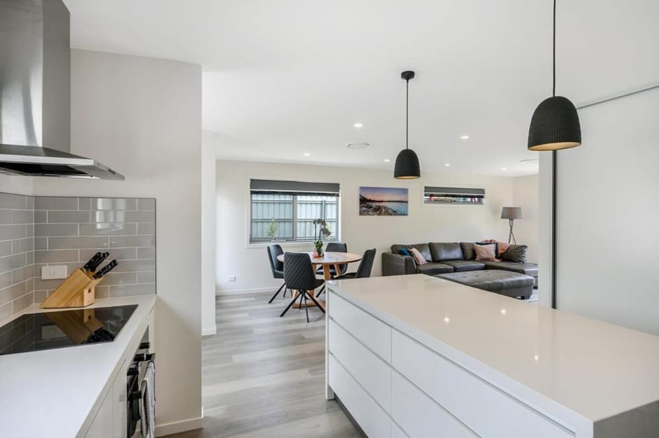 Villa 6 Brand New Walk to shops 10min Airport CBD Villa in Bellerive