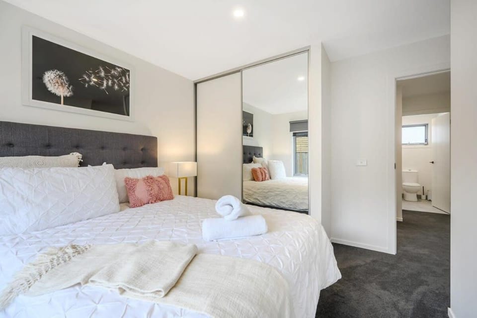 Villa 6 Brand New Walk to shops 10min Airport CBD Villa in Bellerive