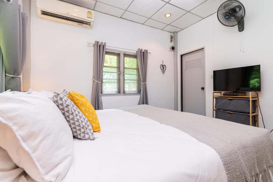 Bed, TV and multimedia, Bedroom, fireplace, air conditioner