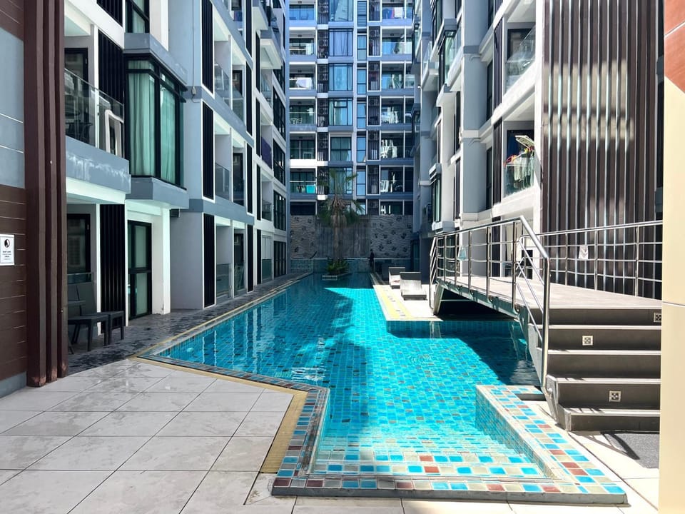 Day, Pool view