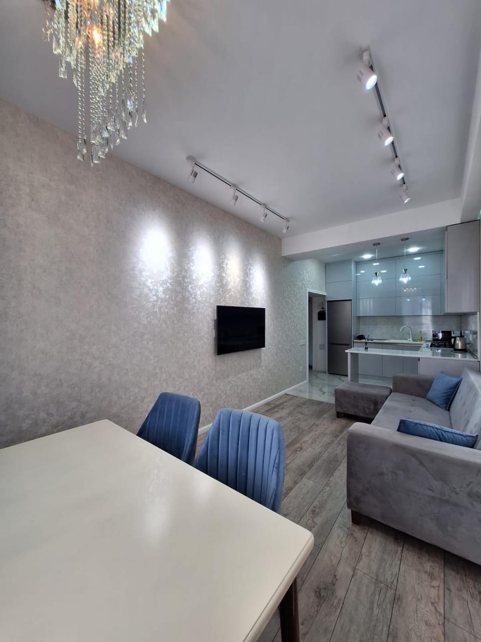 TV and multimedia, Kitchen or kitchenette, Living room, Seating area, oven