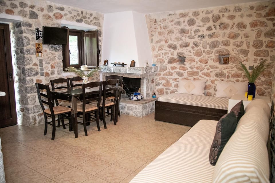 Bed, Living room, Photo of the whole room, Seating area, Dining area