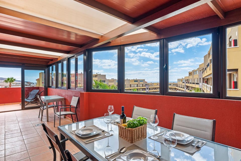 Seating area, Dining area