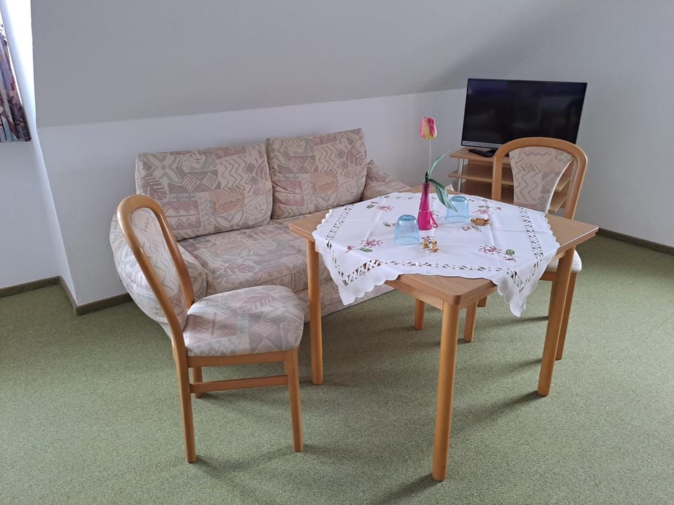 TV and multimedia, Seating area, Dining area