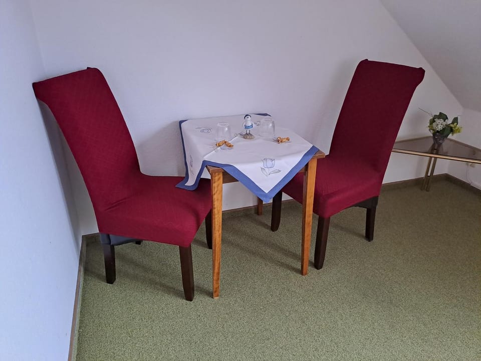 Seating area, Dining area