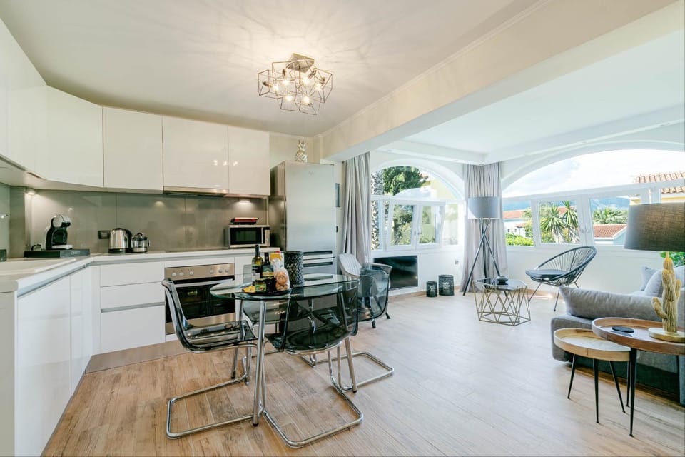 Kitchen or kitchenette, Seating area, Dining area, minibar, pet friendly, stove