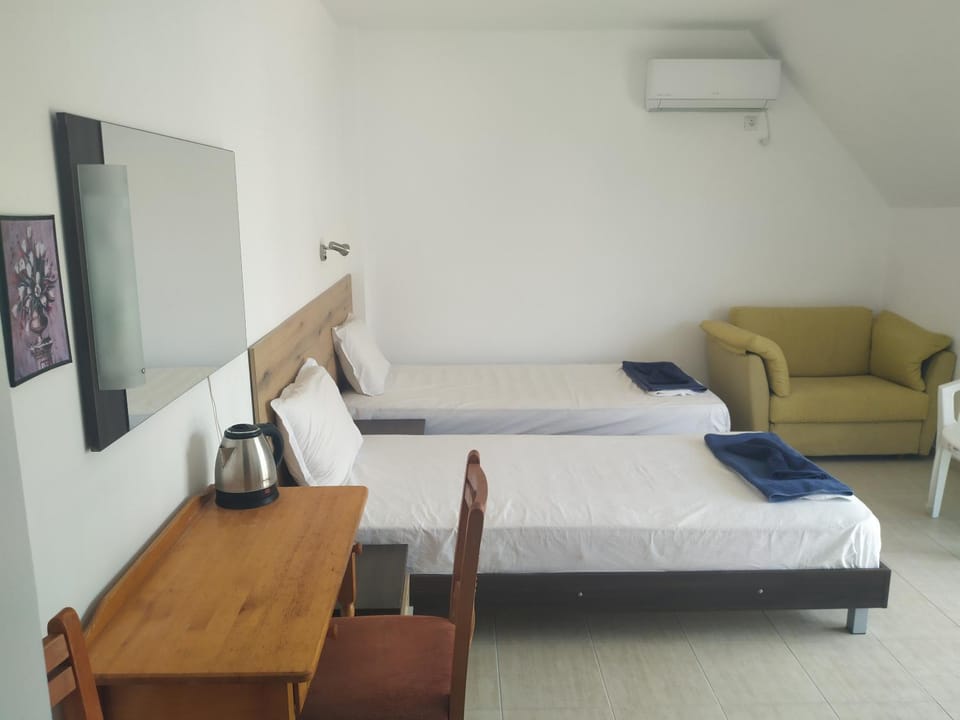Bed, Living room, Photo of the whole room, Seating area, Bedroom, air conditioner