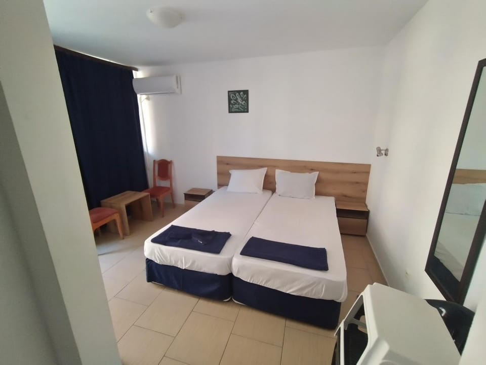 Bed, TV and multimedia, Photo of the whole room, Bedroom, Garden view