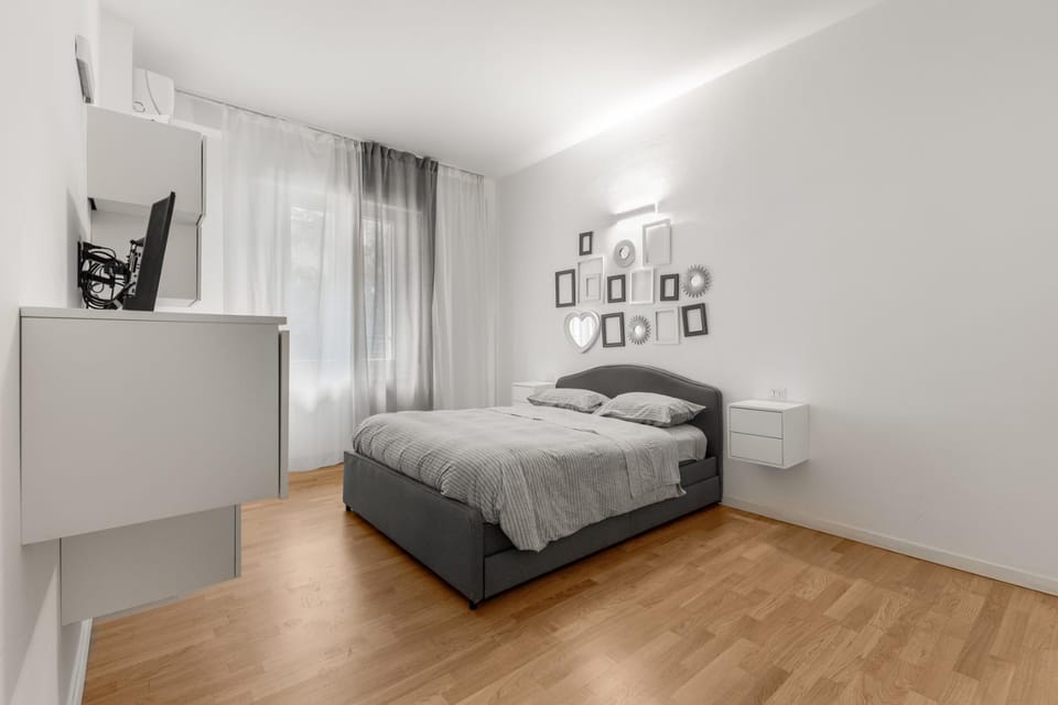 Bed, towels