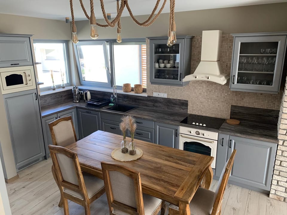 Coffee/tea facilities, Kitchen or kitchenette, Dining area, dishwasher, minibar, stove