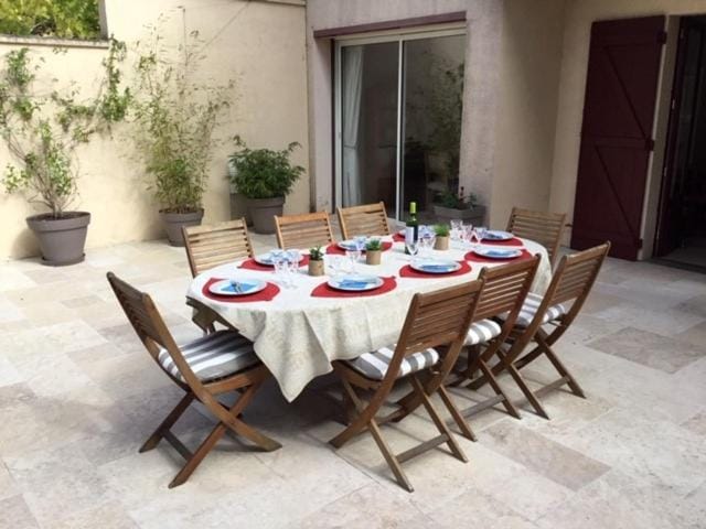 Patio, Day, Balcony/Terrace