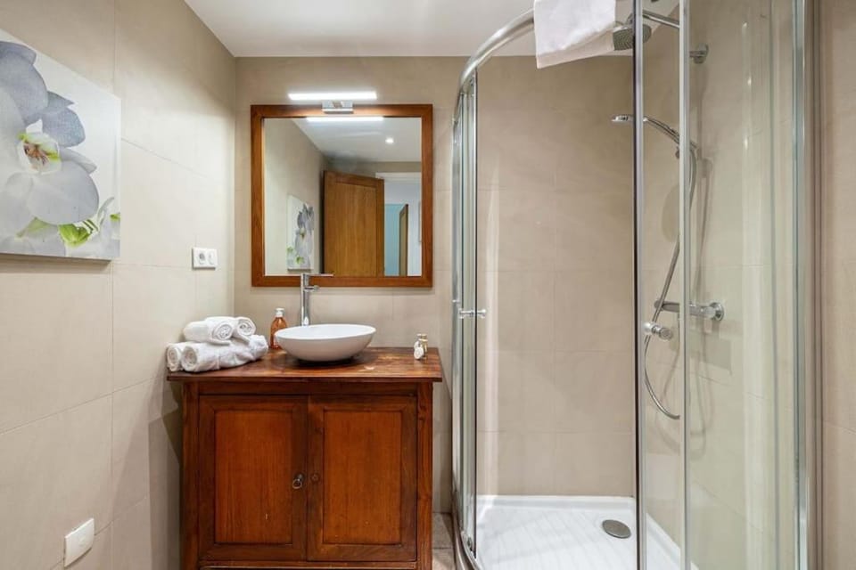 Shower, Toilet, Bathroom, towels