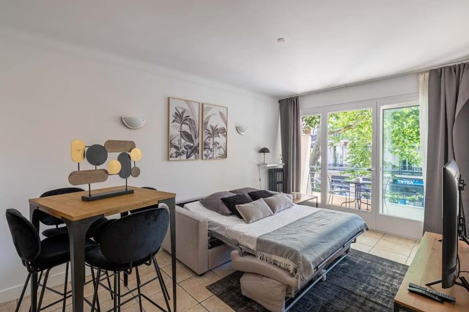 Bed, Living room, Photo of the whole room, Dining area, Bedroom